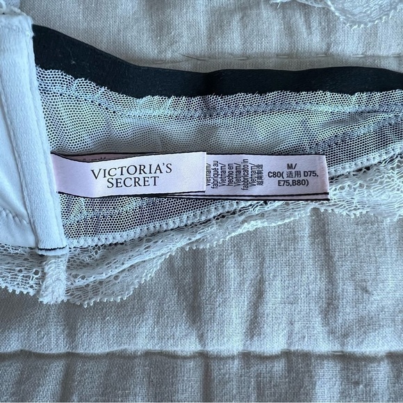 Victoria’s Secret White Chantilly Lace Front Close Triangle Bralette Size Medium - Picture 14 of 15